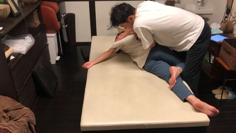 07-01.寝ながら腰部捻転（仰臥位）